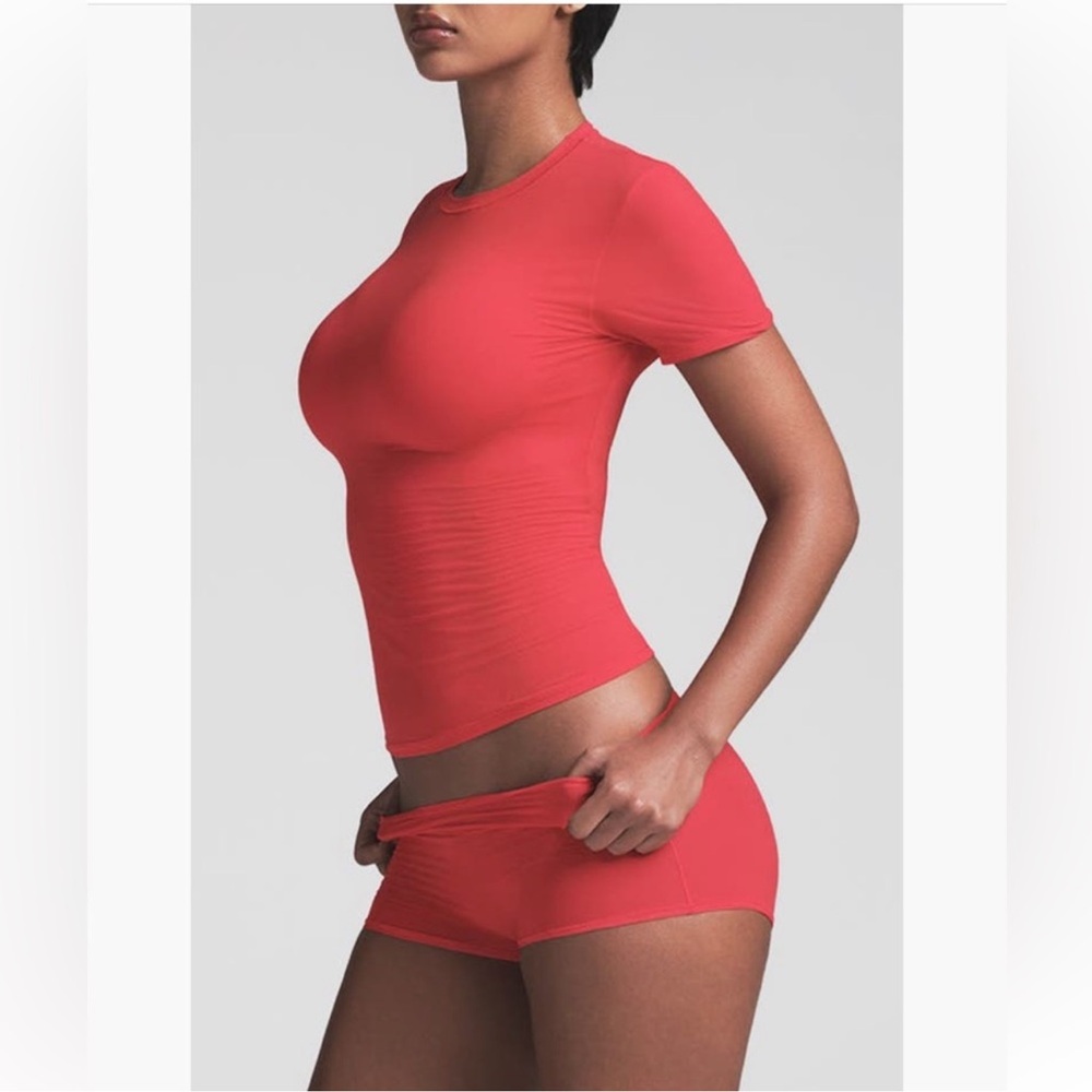 SKIMS NWT Fits Everybody Tee - Cherry
